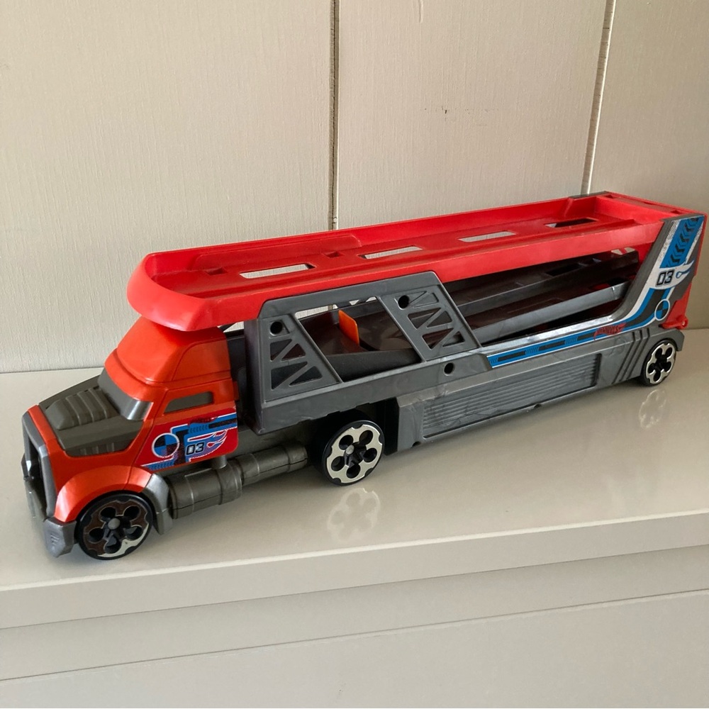 Hot Wheels Truck - Haul and Launch Cars